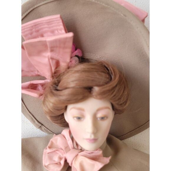 Franklin heirloom day at the race Gabriella porcelain doll collectible - Picture 6 of 16